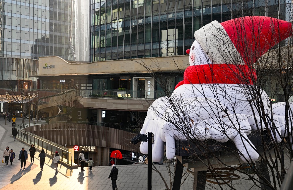 重庆：商圈冰雪经济带火多元消费