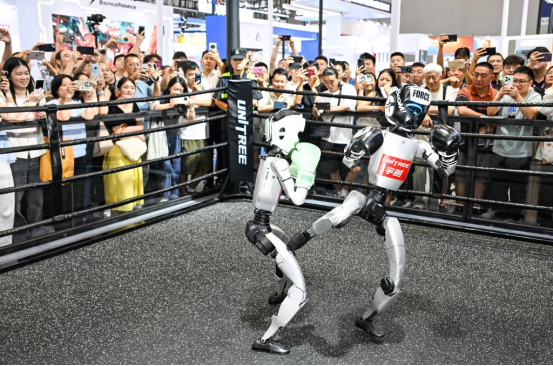 重庆：人形机器人智博会上受热捧_fororder_mmexport1757381147350