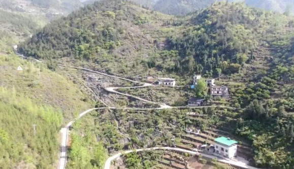 重庆巫溪县“当代挖井人”徐长兴：翻山越岭寻水源 汩汩甘泉润民心_fororder_微信图片_20250327150931