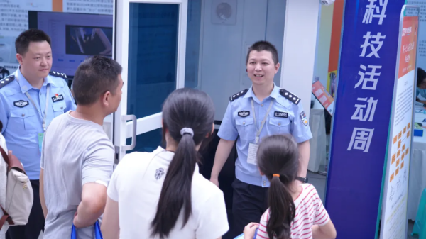 黔江公安创新研发的警用安全舱亮相2025年重庆市科技活动周_fororder_图片1