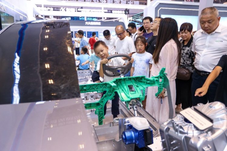 图集｜2025智博会：新能源汽车展区 科技引领未来出行
