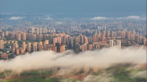 自然造奇观 雨后山城美如画