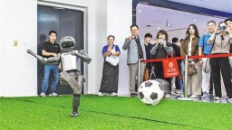 海外游客打卡重庆机器人AI展示中心