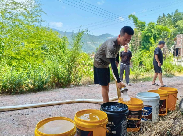 重庆巫山：巫峡镇全力抗旱保民生 党员干部一线解民忧_fororder_图片2