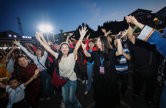 重庆大学近60位国际学生参与“向世界讲述重庆”活动 赴石柱感知土家文化_fororder_微信图片_20250708135357