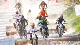 重庆忠县： 越野摩托车表演赛秀出速度与技巧