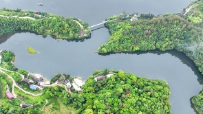 重庆酉阳：舟行绿廊间 山水如画卷
