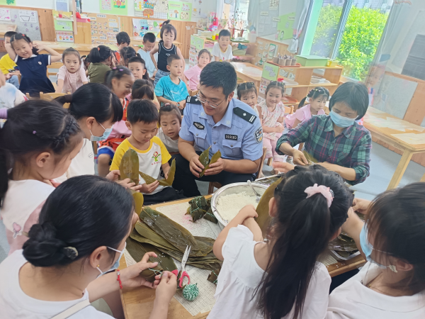 重庆江津：“粽香法润”进校园 护航幼儿平安成长_fororder_图片1