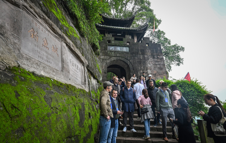 匈牙利智库学者团访渝 感知山城历史底蕴与现代活力