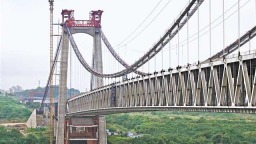 世界在建最大跨径路轨两用悬索桥 重庆黄桷沱长江大桥合龙