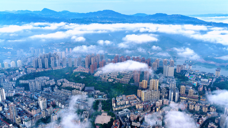 重庆：流云作画城景美