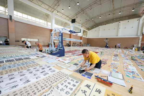 第二十九届全国中小学生绘画书法作品比赛重庆赛区作品评审会举行_fororder_图片1