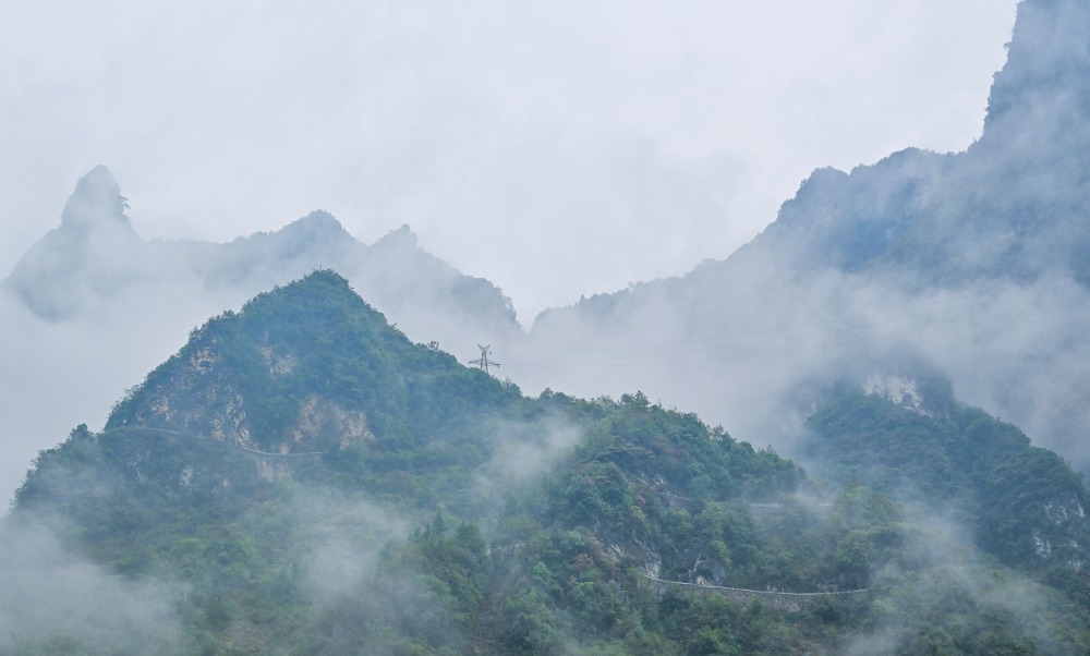 重庆巫山:秋日云雨中的下庄天路 - 国际在线移动版