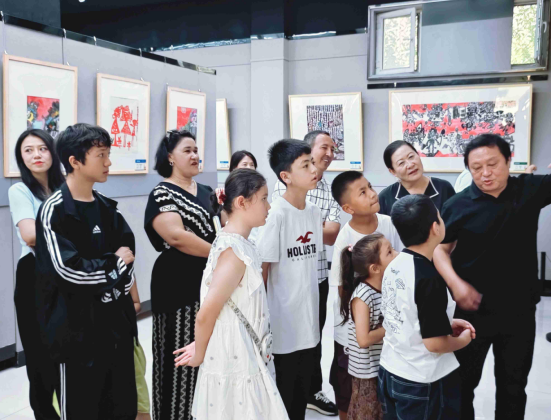 感受童真童趣 重庆合川儿童画在新疆展出_fororder_微信图片_20250811125952