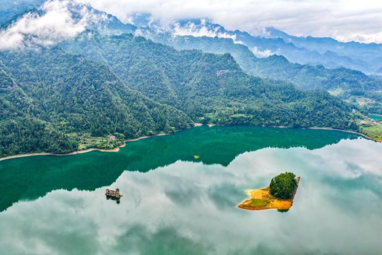 重庆黔江：小南海湿地自然保护区秋景如画