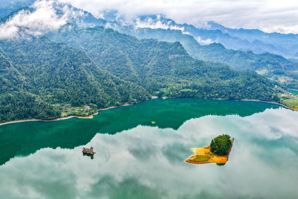 重庆黔江：小南海湿地自然保护区秋景如画