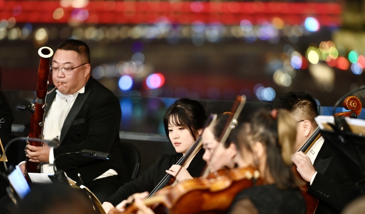 当交响音符配上山城夜景 “重庆之夜”让周末更有格调