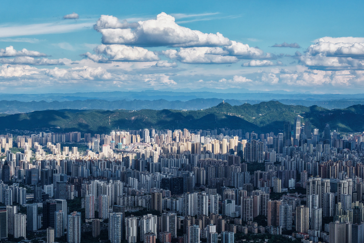 定格美丽重庆：蓝天白云映山城