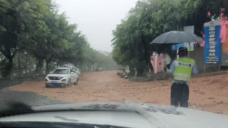 重庆交警全力保畅 “雨”你同行_fororder_图片5