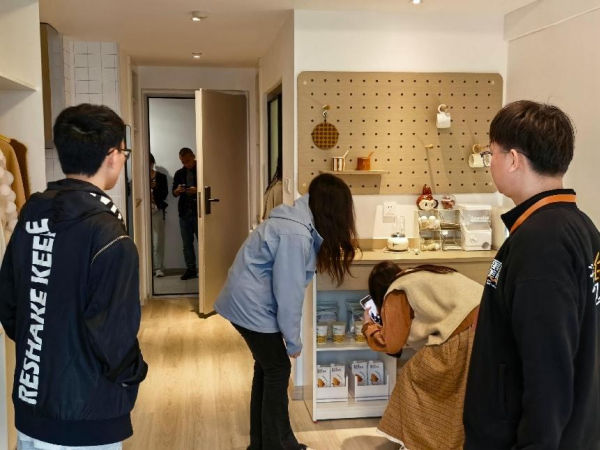 重庆高校毕业生代表实地参观中心城区租赁房源示范项目_fororder_图片2