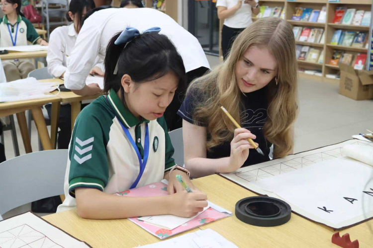 西部科学城重庆高新区2025年数字教育大会暨中外人文交流会举行_fororder_mmexport1758096904239