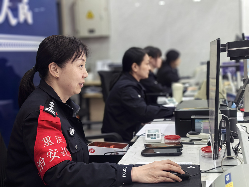 “小窗口”展现“大担当” 重庆渝北双龙派出所“三心”服务暖民心_fororder_mmexport1756278500176