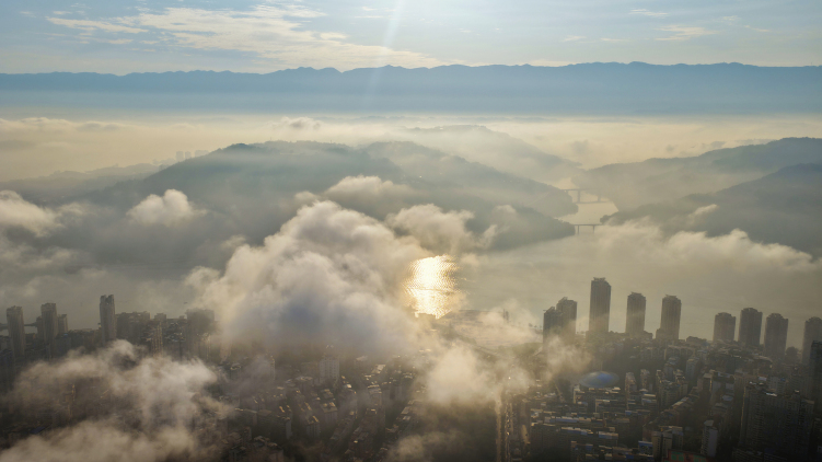 重庆：流云作画城景美