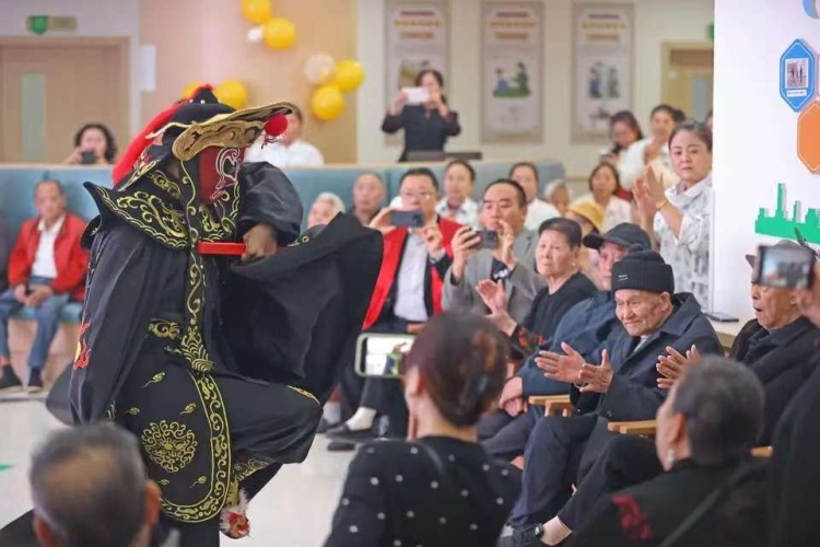 重庆彭水：敬老爱老 情暖重阳_fororder_mmexport1761724533850