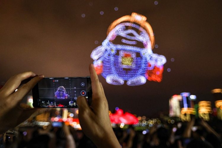 “新韵重庆”大国工匠专场灯光秀震撼上演