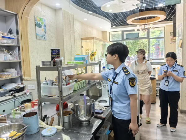 重庆市大足区龙水镇市场监管所开展蛋糕店专项检查 守护群众“舌尖上的安全”_fororder_图片1