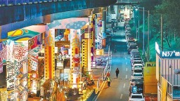 重庆：看江景做运动吃火锅 桥底变身潮流夜光营地