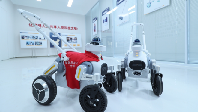 世界初！軌道交通用「スマート盲導犬」のテスト運用スタート