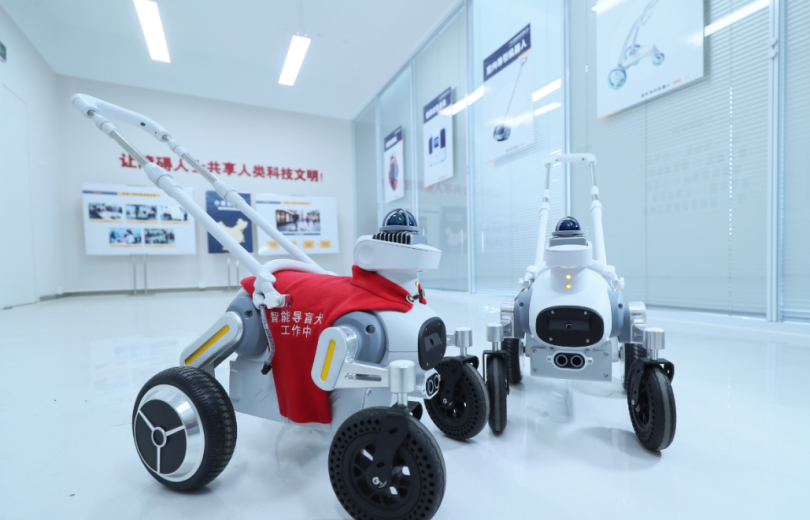 世界初！軌道交通用「スマート盲導犬」のテスト運用スタート