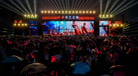 不负信赖 共赴热爱2025红旗粉丝家年华暨红旗天工之夜举办 位置：焦点图+移动端图_fororder_【5】不负信赖 共赴热爱2025红旗粉丝家年华暨红旗天工之夜举办923