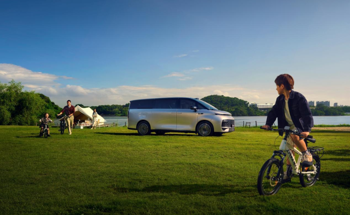 “AI全场景家庭旗舰MPV” 吉利银河V900正式上市