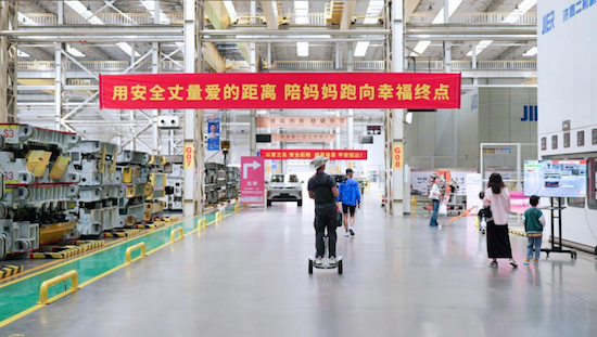 2025长城汽车智慧工厂半程马拉松 产品矩阵彰显科技实力_fororder_【新闻稿】陪妈妈跑+向爱出发++2025长城汽车智慧工厂半程马拉松燃情开跑（配图版）1495