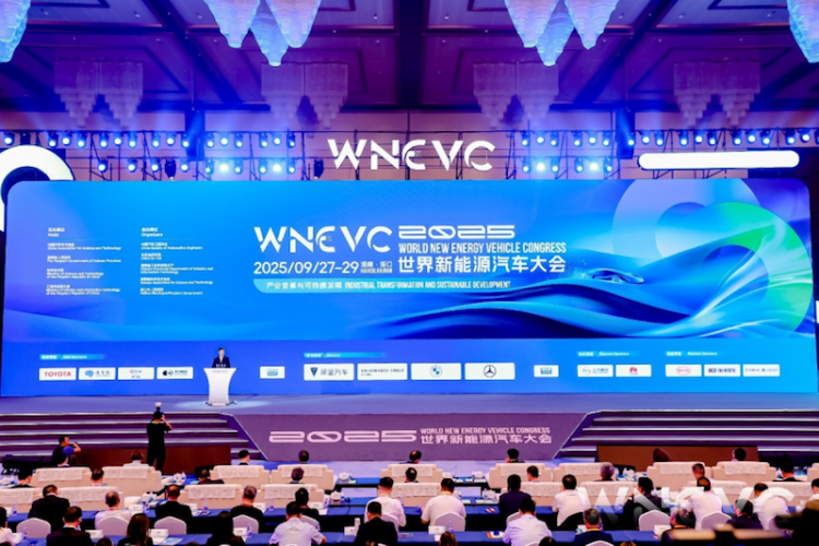共议“产业变革与可持续发展”  2025世界新能源汽车大会在海口开幕  位置：要闻列表_fororder_【13】共议“产业变革与可持续发展”  2025世界新能源汽车大会在海口开幕70