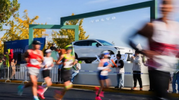 为世界各地跑着打造自由奔跑狂欢节 沃尔沃XC70与2025上海马拉松并肩前行