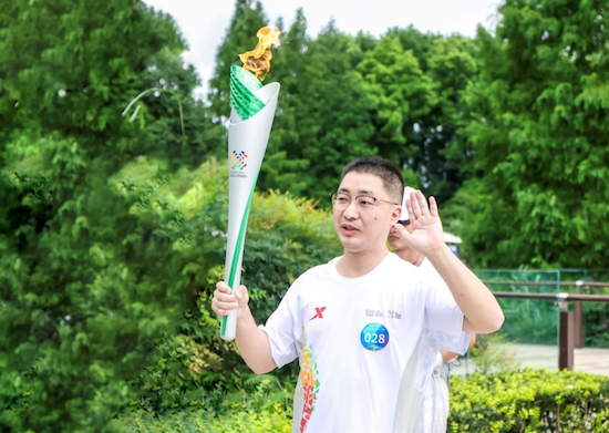 吉利同行 逐梦世运 吉利以绿色智能护航成都世运会火炬传递  位置：资讯+移动端资讯_fororder_【3】吉利同行 逐梦世运 吉利以绿色智能护航成都世运会火炬传递443