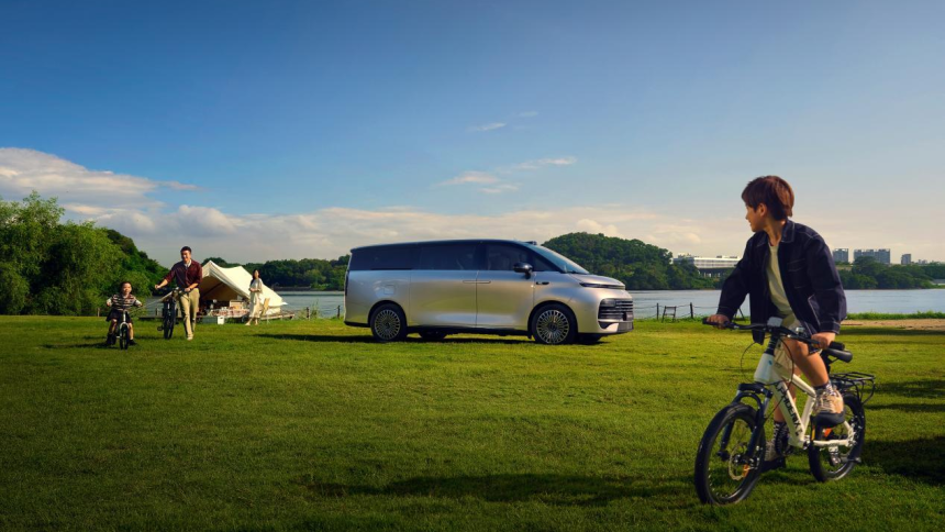 “AI全场景家庭旗舰MPV” 吉利银河V900正式上市