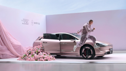 享界S9T星玫粉、享界S9月绒白亮相北京时装周