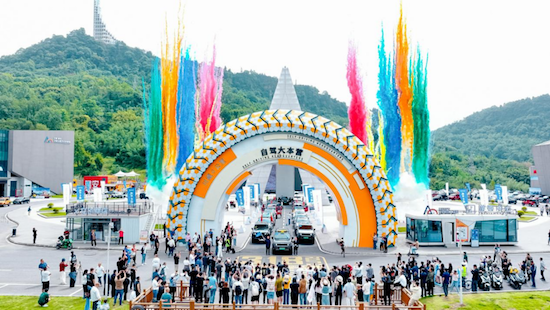 “神州原色”点亮北京公交 和BJ40增程一起去野吧 位置：资讯_fororder_【1】「神州原色」点亮北京公交 和BJ40增程一起去野吧1294