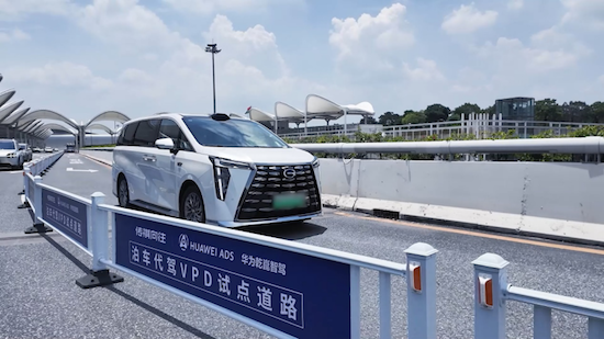 向往M8乾崑首批车主交付时刻 MPV可以乾崑到什么程度？ 位置：资讯_fororder_【1】向往M8乾崑首批车主交付时刻 MPV可以乾崑到什么程度？1204