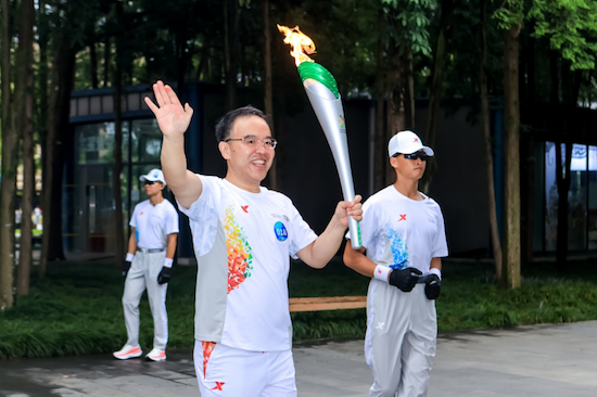吉利同行 逐梦世运 吉利以绿色智能护航成都世运会火炬传递  位置：资讯+移动端资讯_fororder_【3】吉利同行 逐梦世运 吉利以绿色智能护航成都世运会火炬传递426