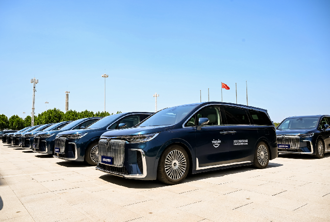 2025天津夏季达沃斯论坛启幕 岚图汽车连续两年成为赞助车辆_fororder_1