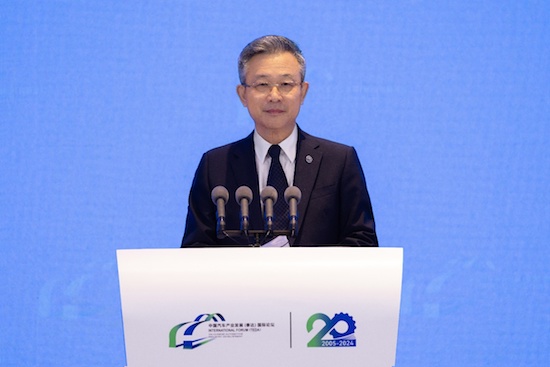 中汽中心安铁成：锚定低碳化智能化 推动新能源汽车提质扩面