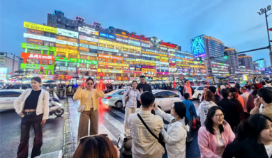 延吉网红墙“五一”掀热潮 引爆城市夜经济