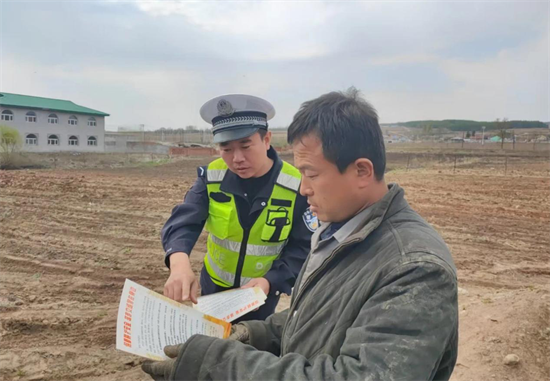 延吉交警深入田间地头 护航春耕交通安全_fororder_吉林交警1