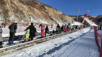 延吉雪假引燃冰雪经济 梦都美滑雪场满是欢腾