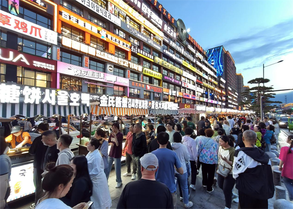 延吉网红弹幕墙再添烟火气 延大美食街夜市正式开市_fororder_吉林弹幕墙1